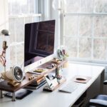 Große Büroräume oder Tisch mit Computer