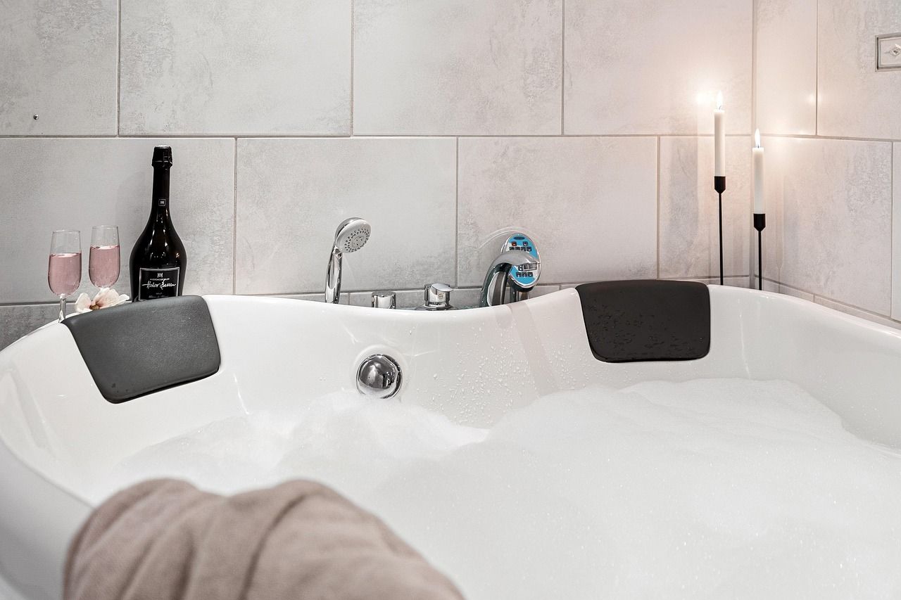 Große Eckbadewanne bringt Mehrwert im Bad