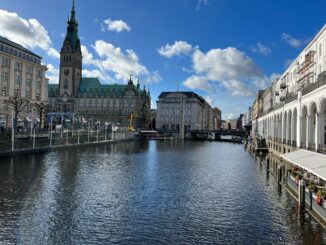 Hamburgs innenstadt mit den Alsterarkaden und der Mönckebergstrasse