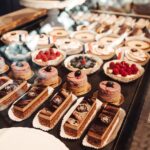Köstliche Pralinen in der Auslage in Hamburg