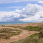 Nordseestrand mit Dünen und Wolken