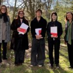 Adriane Steckhan von der Stiftung Kulturvermögen (links) und Dekanin Professorin Dorothea Wenzel (HAW Hamburg) (rechts) mit den Jungstudenten Bita Gholivand Zardalon, Oke Kuchenbecker und Saya Myrna Eichmann
