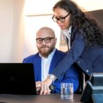 Vito Lo Verde und Aline Breitenstein am Schreibtisch
