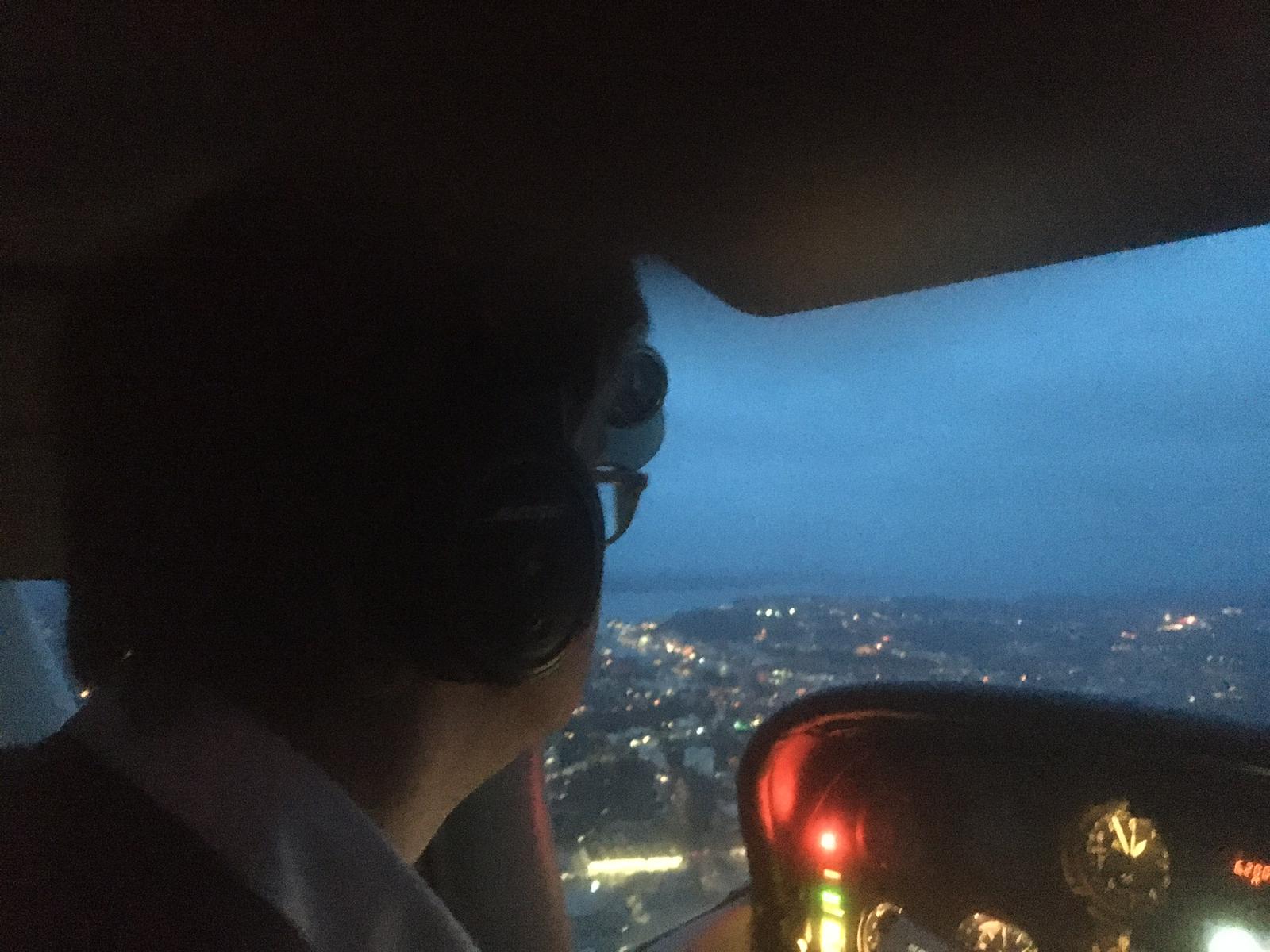Mal kurz ins Cockpit, dem Piloten über die Schulter schauen