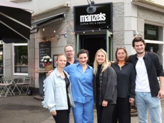 Die Crew vom mazels vor ihrem Lokal