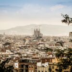 Die Sagrada Familia erhebt sich über die Dächer Barcelonas