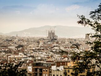 Die Sagrada Familia erhebt sich über die Dächer Barcelonas
