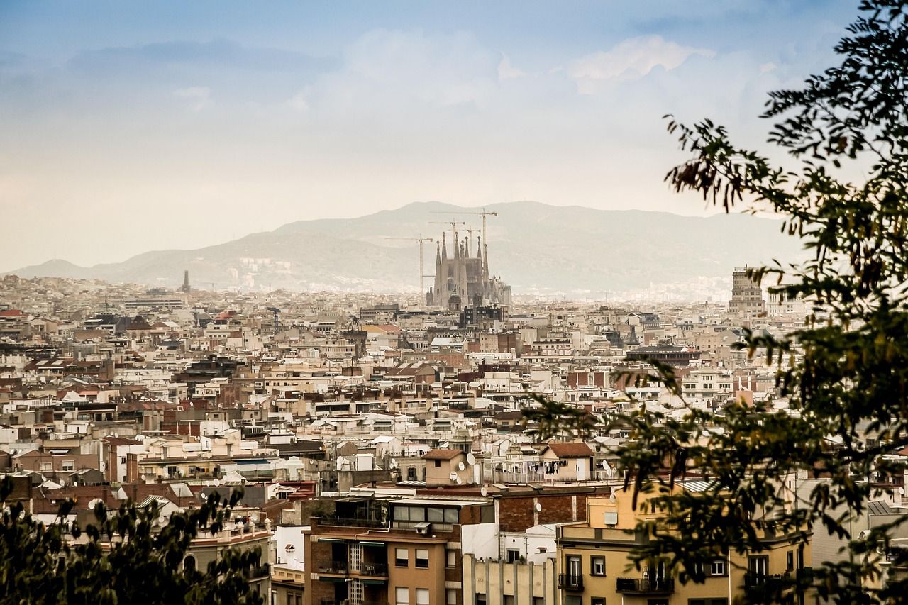 Die Sagrada Familia erhebt sich über die Dächer Barcelonas