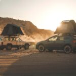 Autos mit Autodachzelt in der Morgensonne