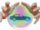 Auto in Bubble von zwei Händen geschützt