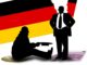 Betteln vor zerrissener Deutschlandflagge