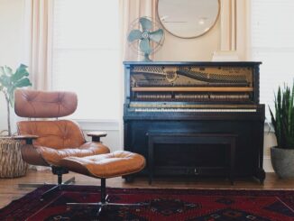 Blick in Zimmer mit Klavier Sessel ud Pflanze