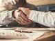 Business-Handschlag am Schreibtisch