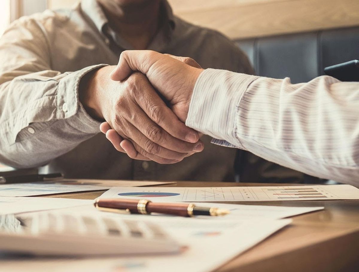 Business-Handschlag am Schreibtisch | Business-Handschlag am Schreibtisch