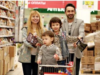 Familie beim Großeinkauf im Supermarkt