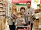Familie beim Großeinkauf im Supermarkt