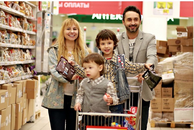 Familie beim Großeinkauf im Supermarkt