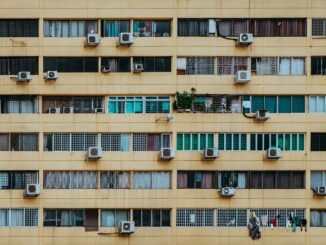 Klimaanlagen an Hausfassade eines Mehrfamilienhauses