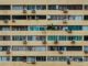 Klimaanlagen an Hausfassade eines Mehrfamilienhauses