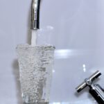 Wasser sprudelt aus einem Wasserhahn