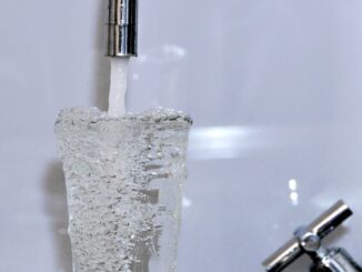 Wasser sprudelt aus einem Wasserhahn