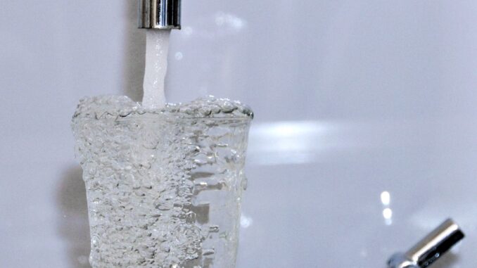 Wasser sprudelt aus einem Wasserhahn