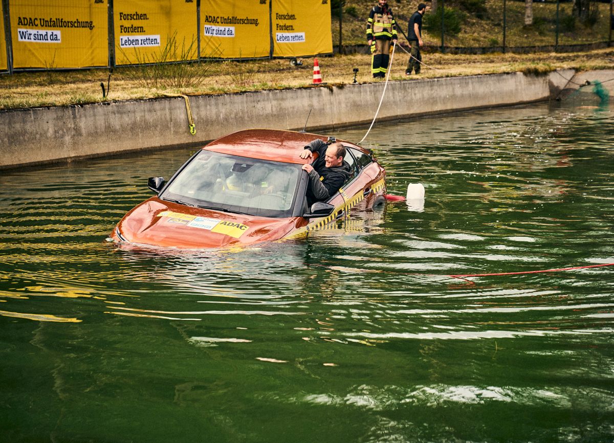 ADAC-Test zum Sinkverhalten von Autos | ADAC-Test zum Sinkverhalten von Autos