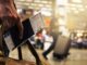 Boardingpass und Passport in der Hand