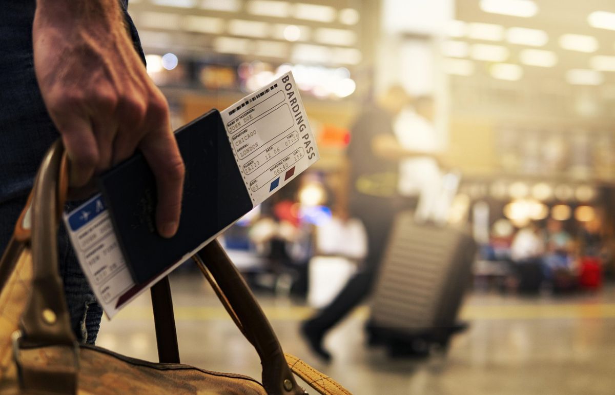 Boardingpass und Passport in der Hand | Boardingpass und Passport in der Hand
