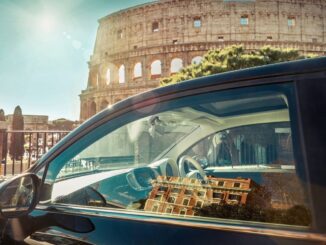 Auto mit Kollosseum in Rom