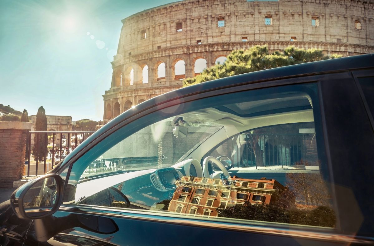 Mit Autogas von Berlin bis Rom ohne Tankstopp | Auto mit Kollosseum in Rom