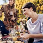 Freunde beim Wein und medirranem Essen