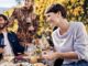 Freunde beim Wein und medirranem Essen
