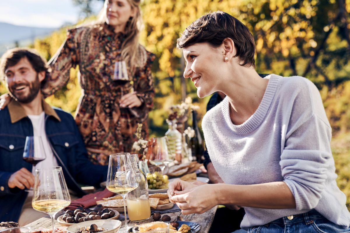 Freunde beim Wein und medirranem Essen
