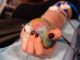 Hand mit Erdball und Transfusionsschläuchen