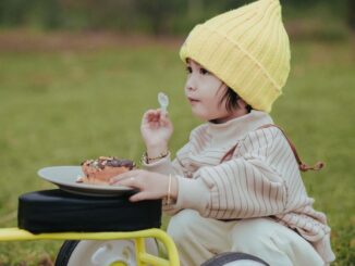 Kind beim Essen im Freien