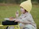 Kind beim Essen im Freien