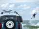 Landrover Defender vor Kitesurfer am Meer