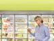 Mann beim Einkaufen im Supermarkt