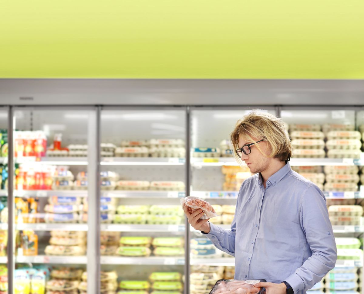 Mann beim Einkaufen im Supermarkt | Mann beim Einkaufen im Supermarkt