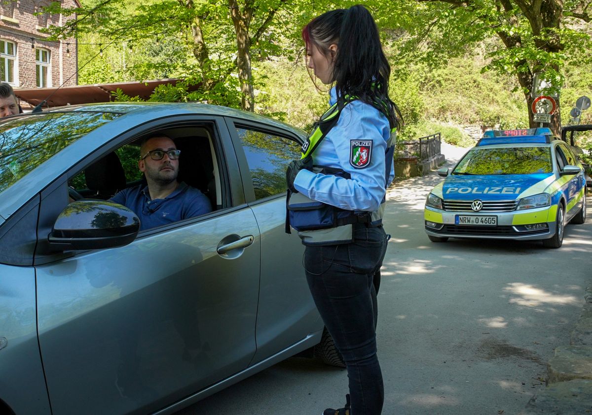 Polizeikontrolle eines PKW-Fahrers