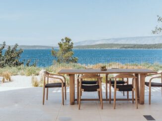 Tisch mit Stühlen im Maslina Resort Villa am Meer