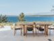 Tisch mit Stühlen im Maslina Resort Villa am Meer
