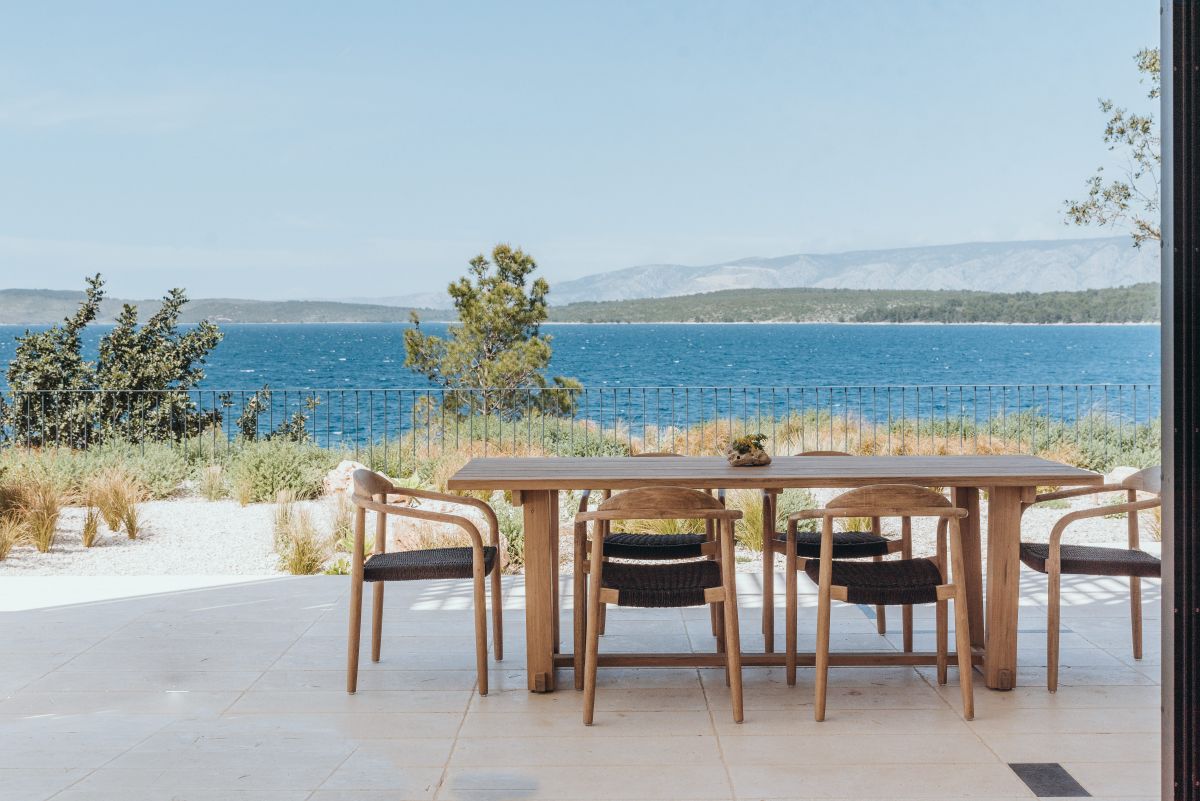 Tisch mit Stühlen im Maslina Resort Villa am Meer | Tisch mit Stühlen im Maslina Resort Villa am Meer