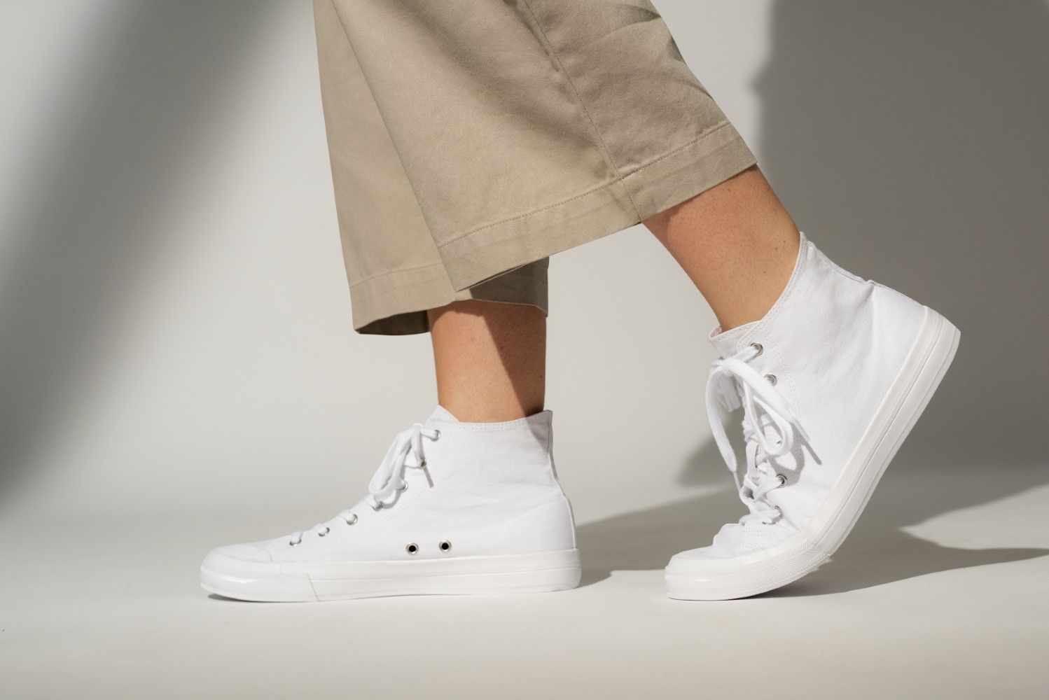 weisse-sneaker-oder-doch-elegante-sandalen-wie-kreieren