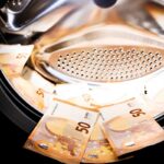 50-Euro-Scheine in der Waschmaschinentrommel