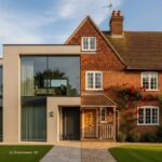 Altes Haus und Neubau in einem Gebäude harmonisch vereint