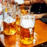 Biergläser auf Biertisch beim Oktoberfest