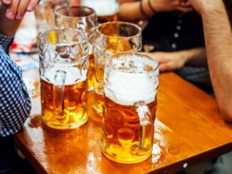 Biergläser auf Biertisch beim Oktoberfest