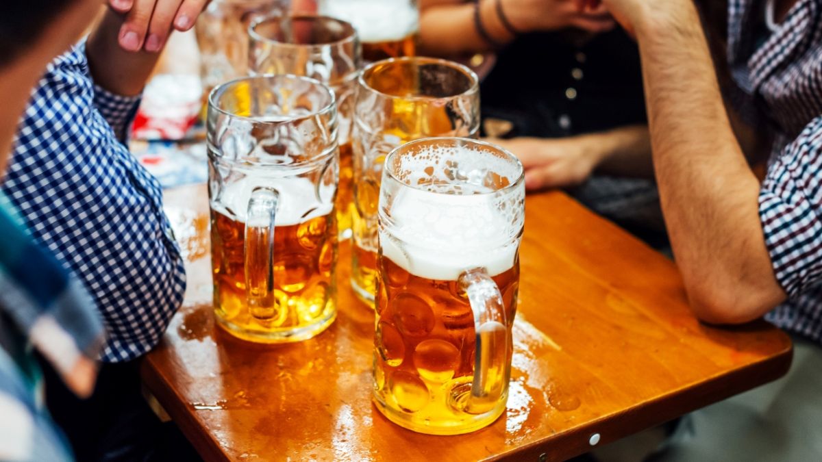 Biergläser auf Biertisch beim Oktoberfest